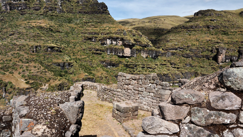 Waqrapukara-Un destino perfecto para aventureros que buscan conectar con la historia mรญstica de los incas en medio de un escenario natural sobrecogedor.